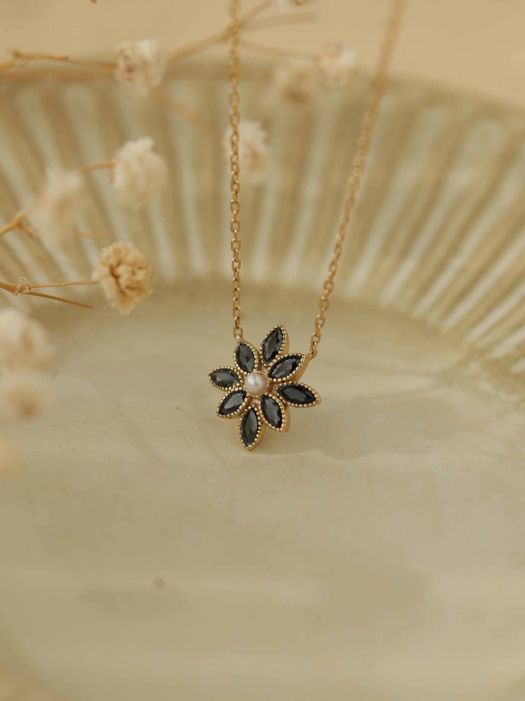 Cámellia Black Onyx Pearl Necklace - Image 10