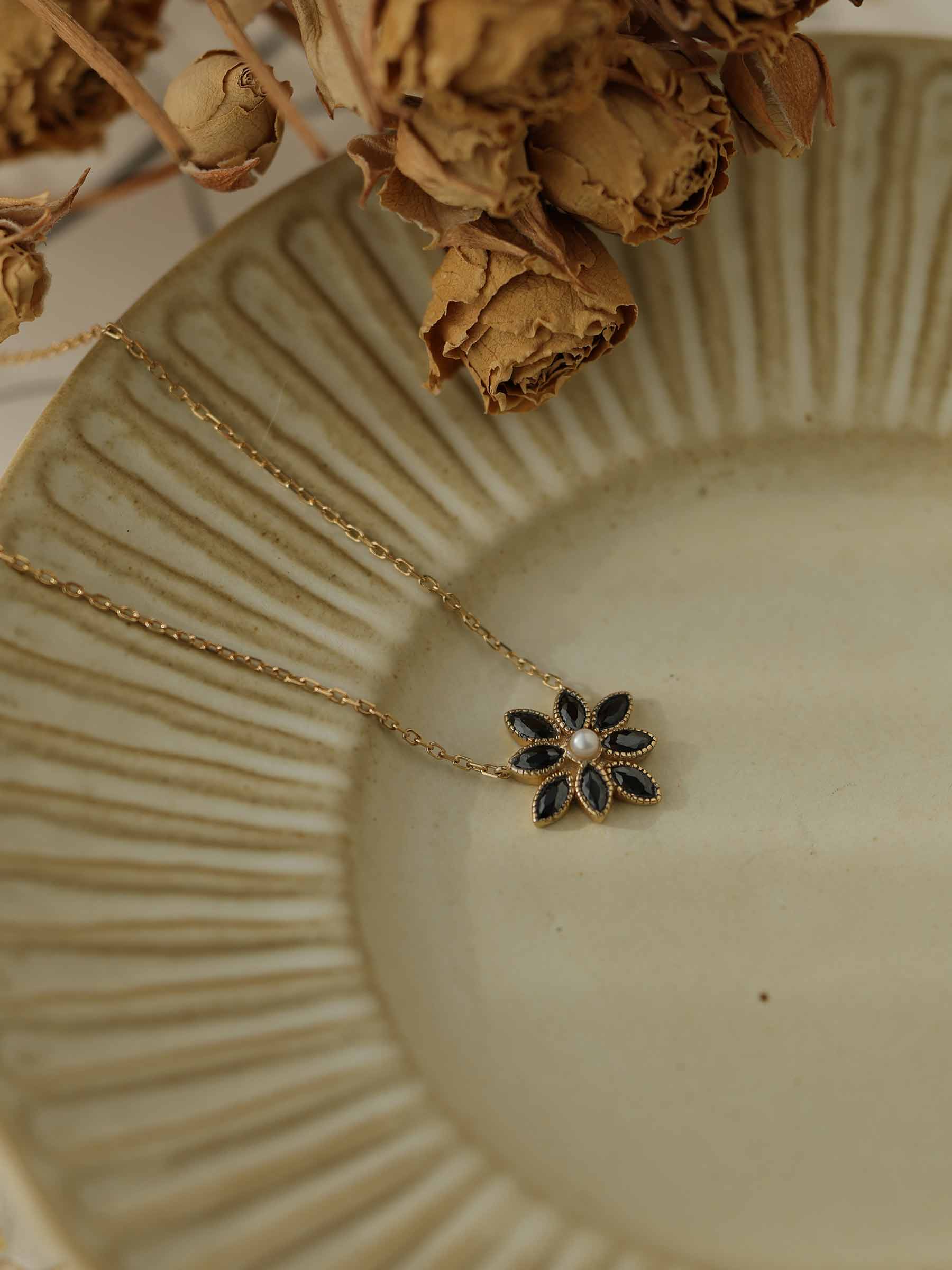 Cámellia Black Onyx Pearl Necklace - Image 11