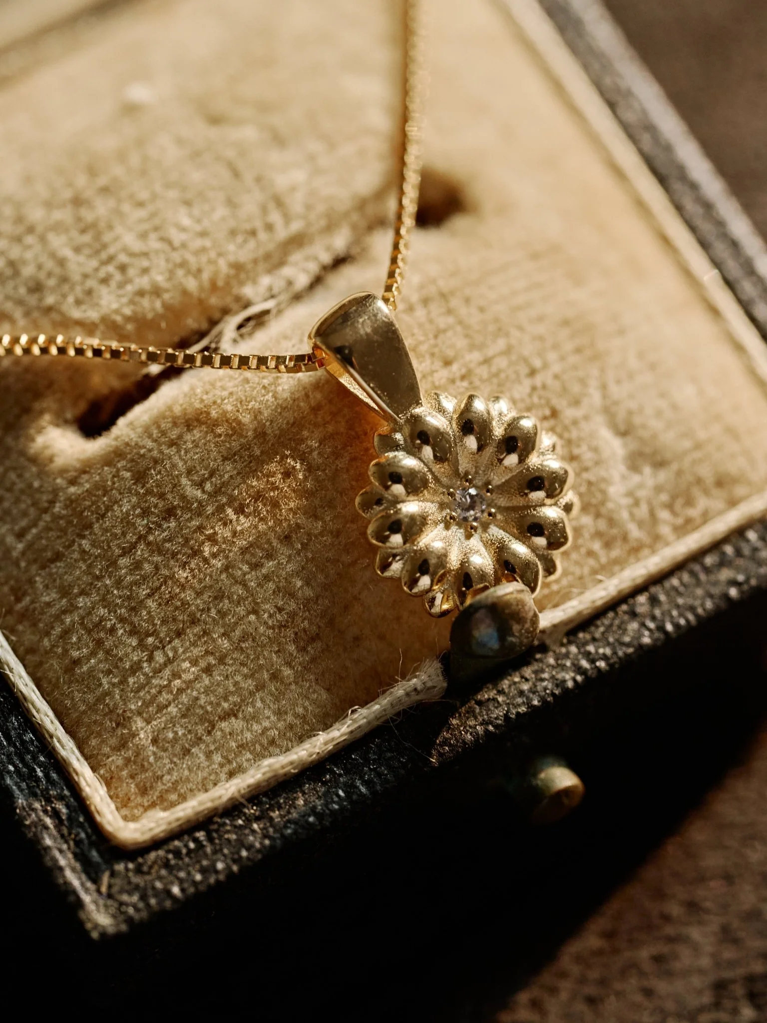 Elsa Daisy Diamond Necklace - Image 3