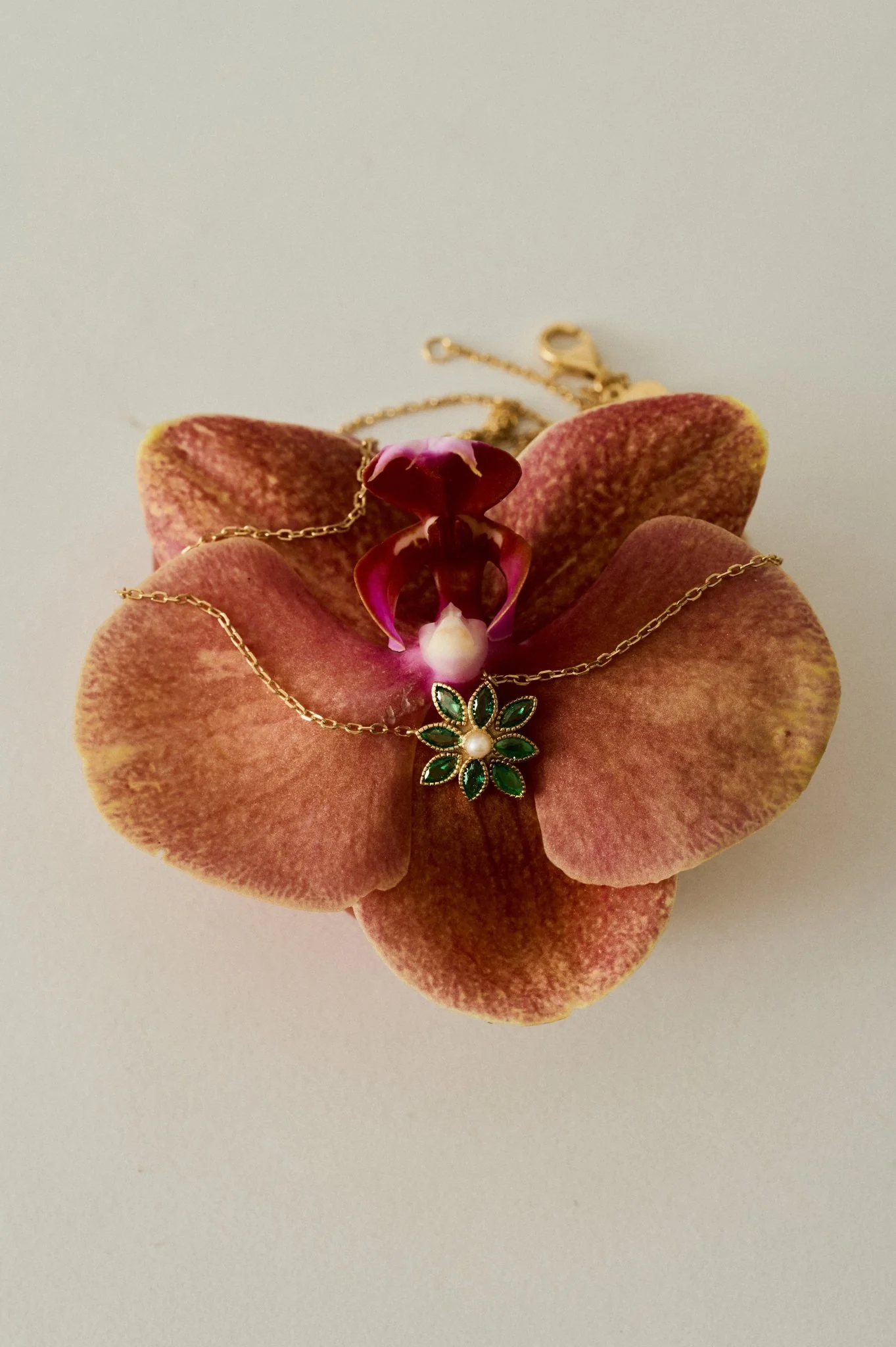 Cámellia Emerald Pearl Necklace - Image 11