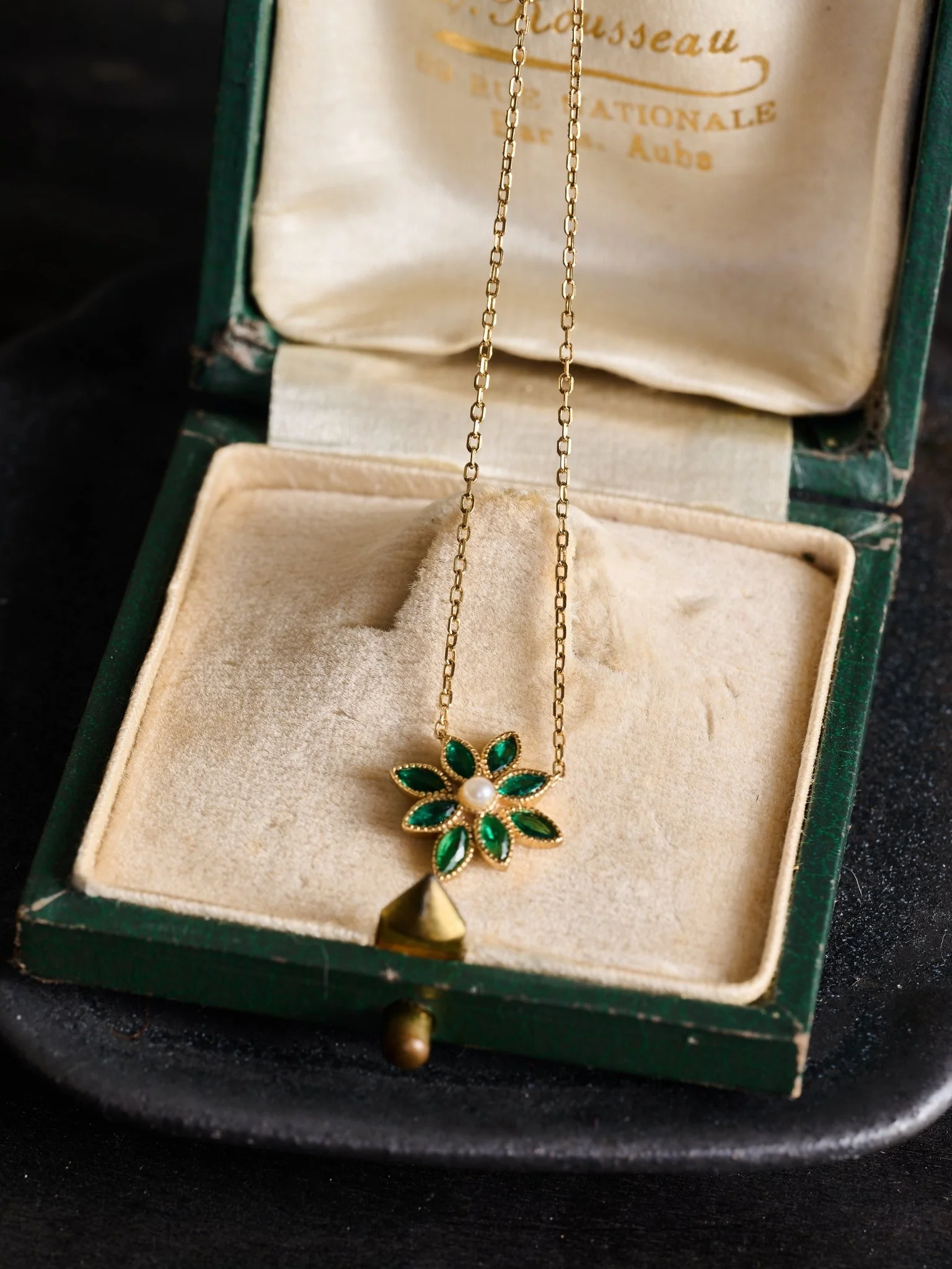 Cámellia Emerald Pearl Necklace - Image 6