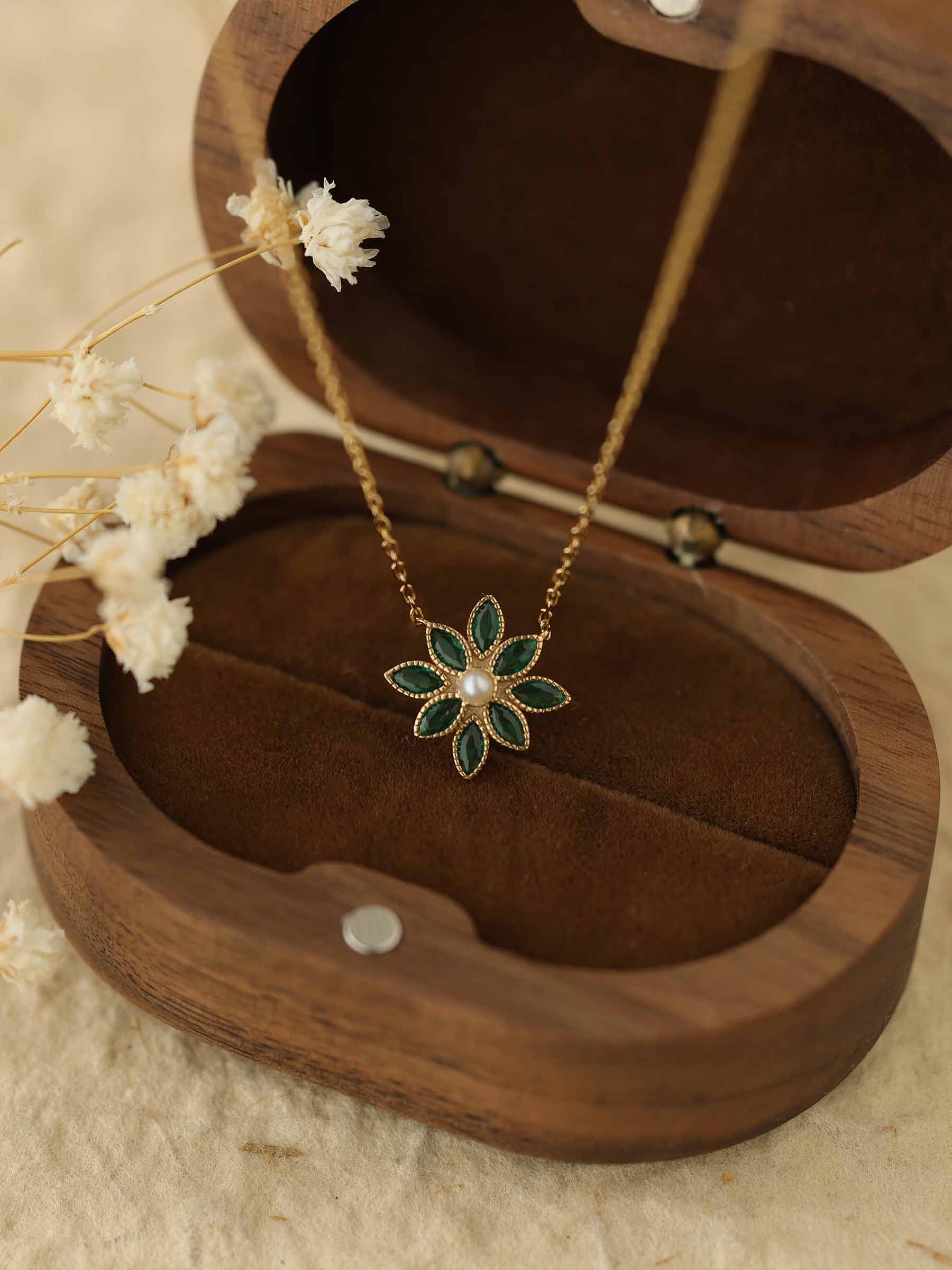 Cámellia Emerald Pearl Necklace - Image 8