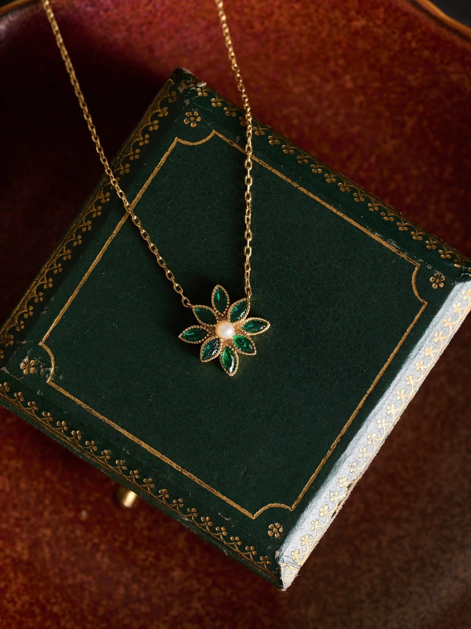 Cámellia Emerald Pearl Necklace - Image 3