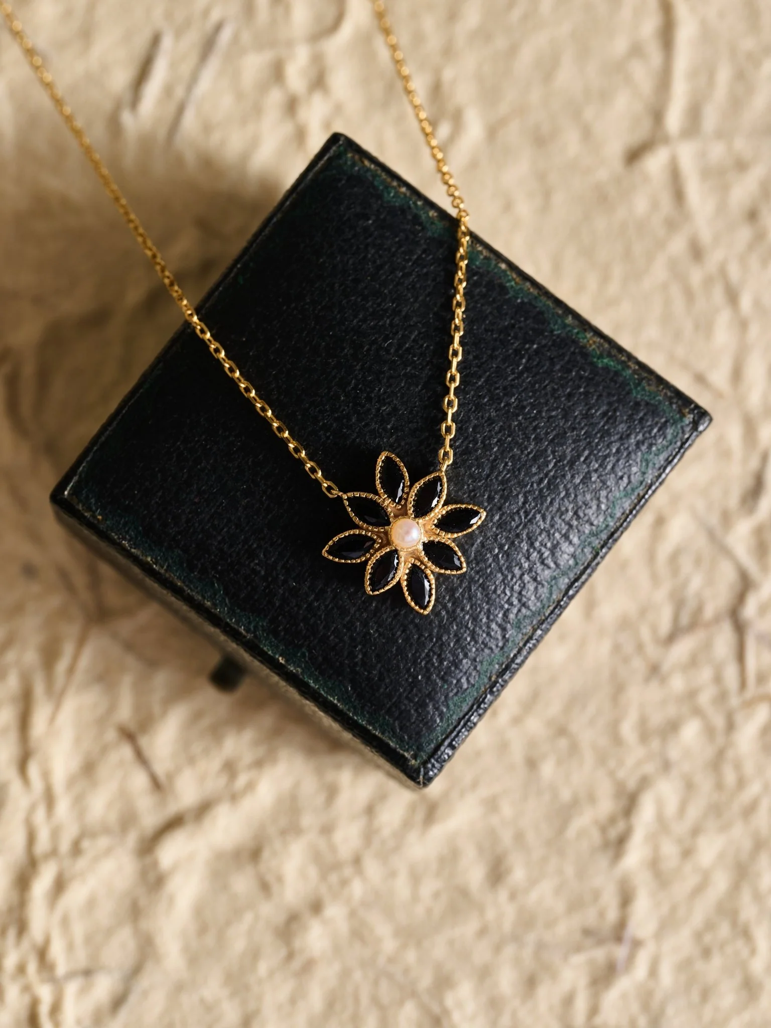 Cámellia Black Onyx Pearl Necklace - Image 3