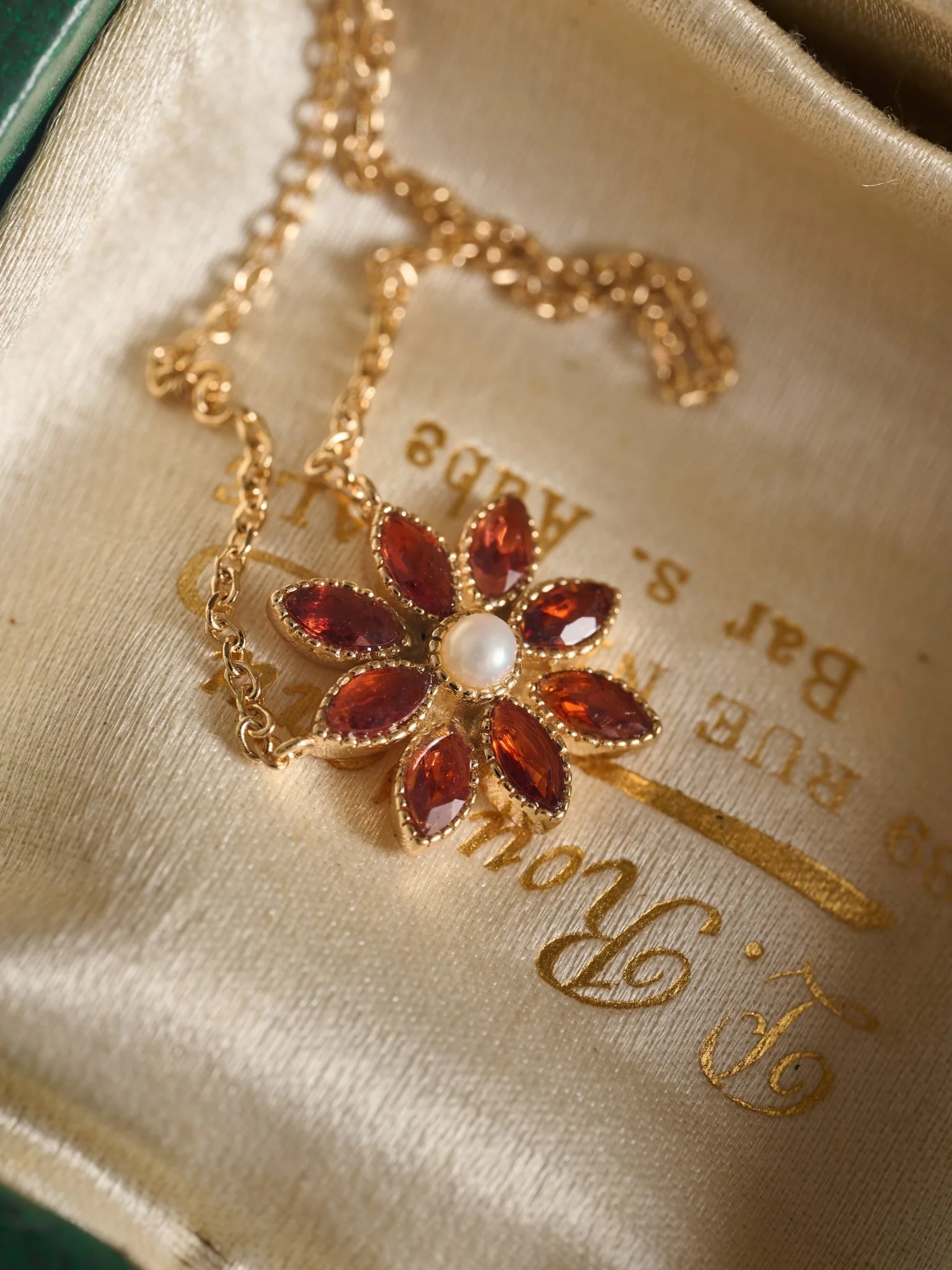 Cámellia Garnet Pearl Necklace - Image 4