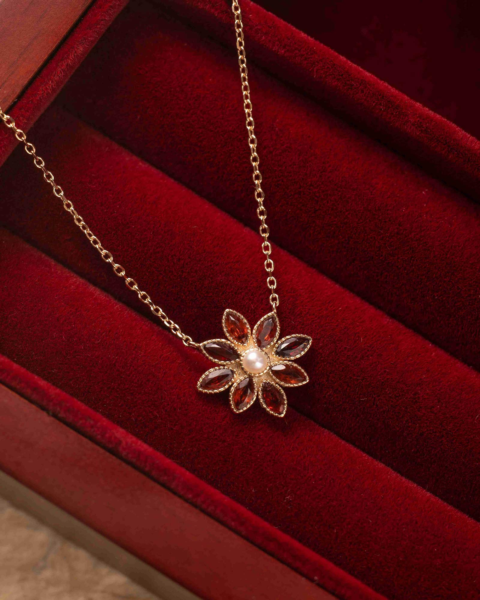 Cámellia Garnet Pearl Necklace - Image 5